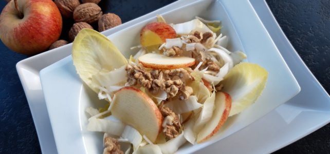 Salade d’endives, noix, pomme et panais cru râpé Salade d’endives, noix, pomme et panais cru râpé
